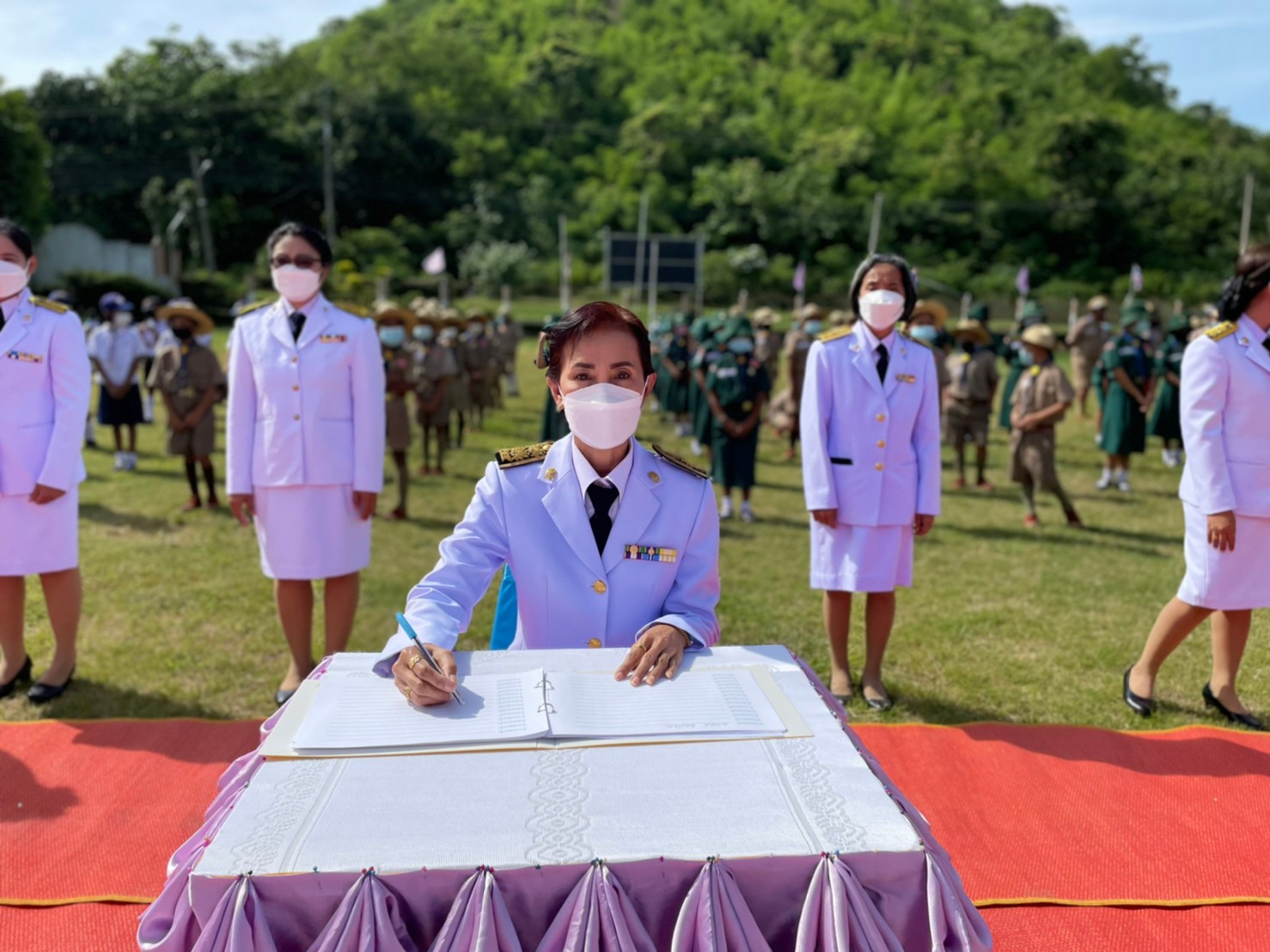 LINE_ALBUM_วนเฉลมพระชนมพรรษาราชน_๒๒๐๖๐๓_6.jpg